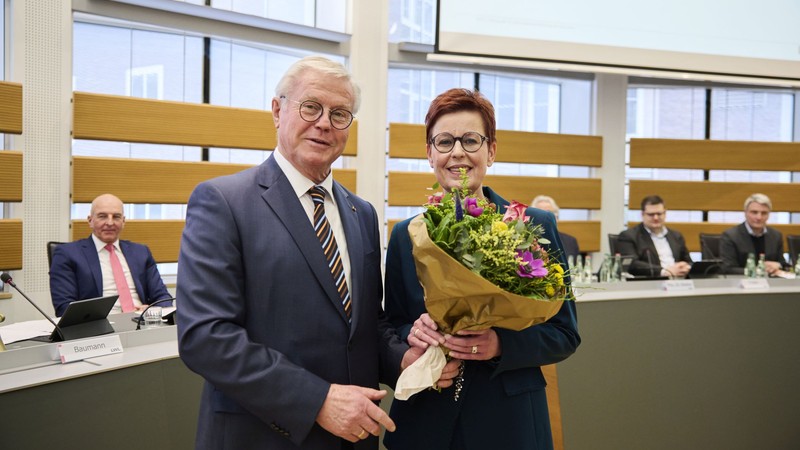 Klaus Baumann, Vorsitzender der Landschaftsversammlung, gratuliert LWL-Jugend- und Schuldezernentin Birgit Westers zur Wiederwahl. Foto: LWL/Urban