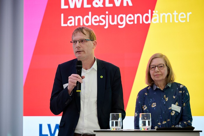 Joachim Hood und Ursula-Holtmann Schnieder am Mikrofon in der Talkrunde (Foto: LWL/Urban)